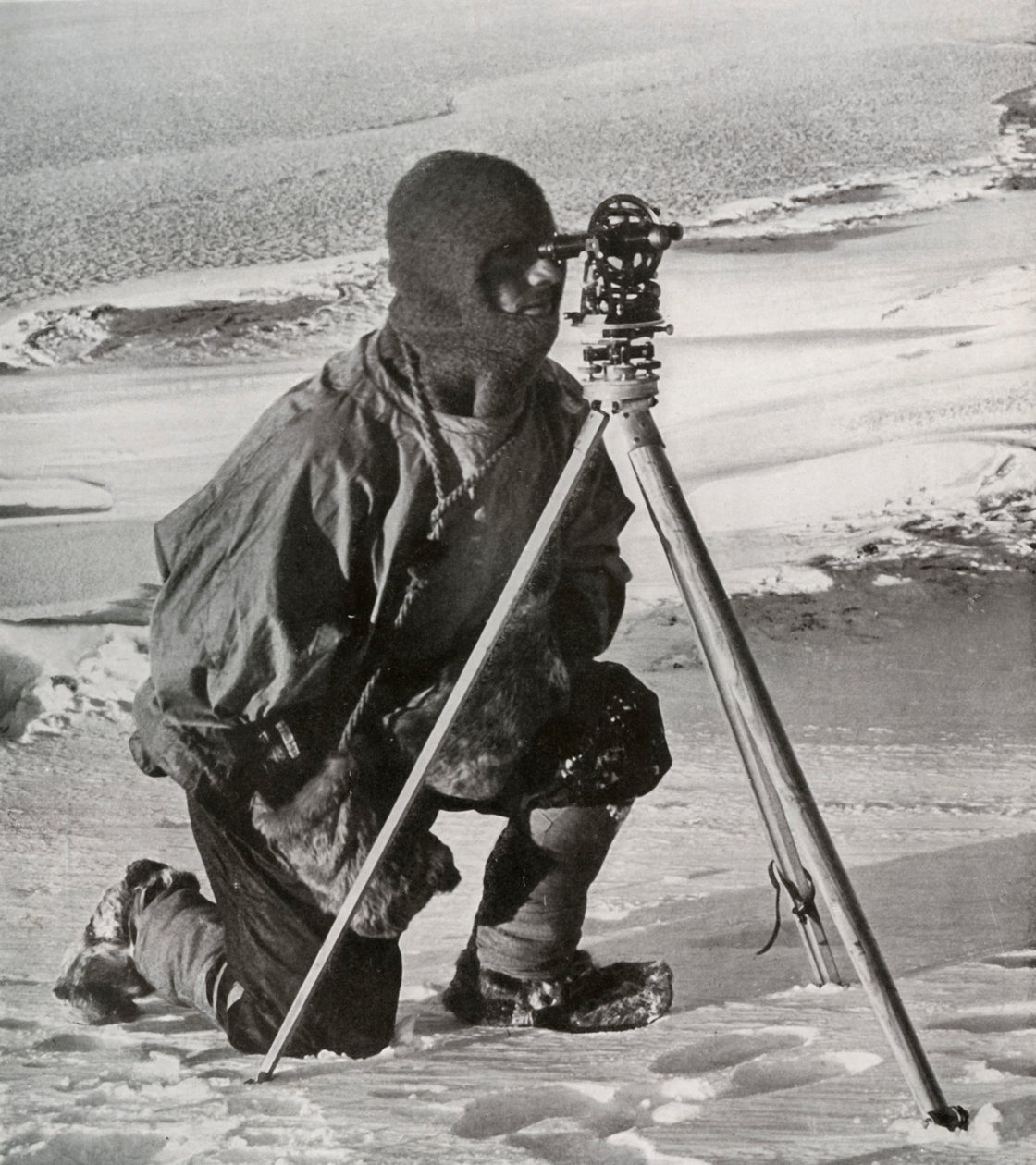 Teniente E. R. G. R. Evans realizando un levantamiento con el teodolito de cuatro pulgadas, octubre de 1911, 1913 de Herbert Ponting