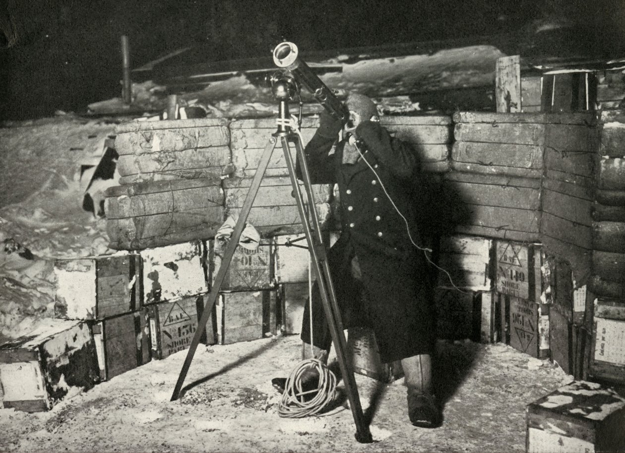 Teniente Evans observando una ocultación de Júpiter, 8 de junio de 1911, 1913 de Herbert Ponting