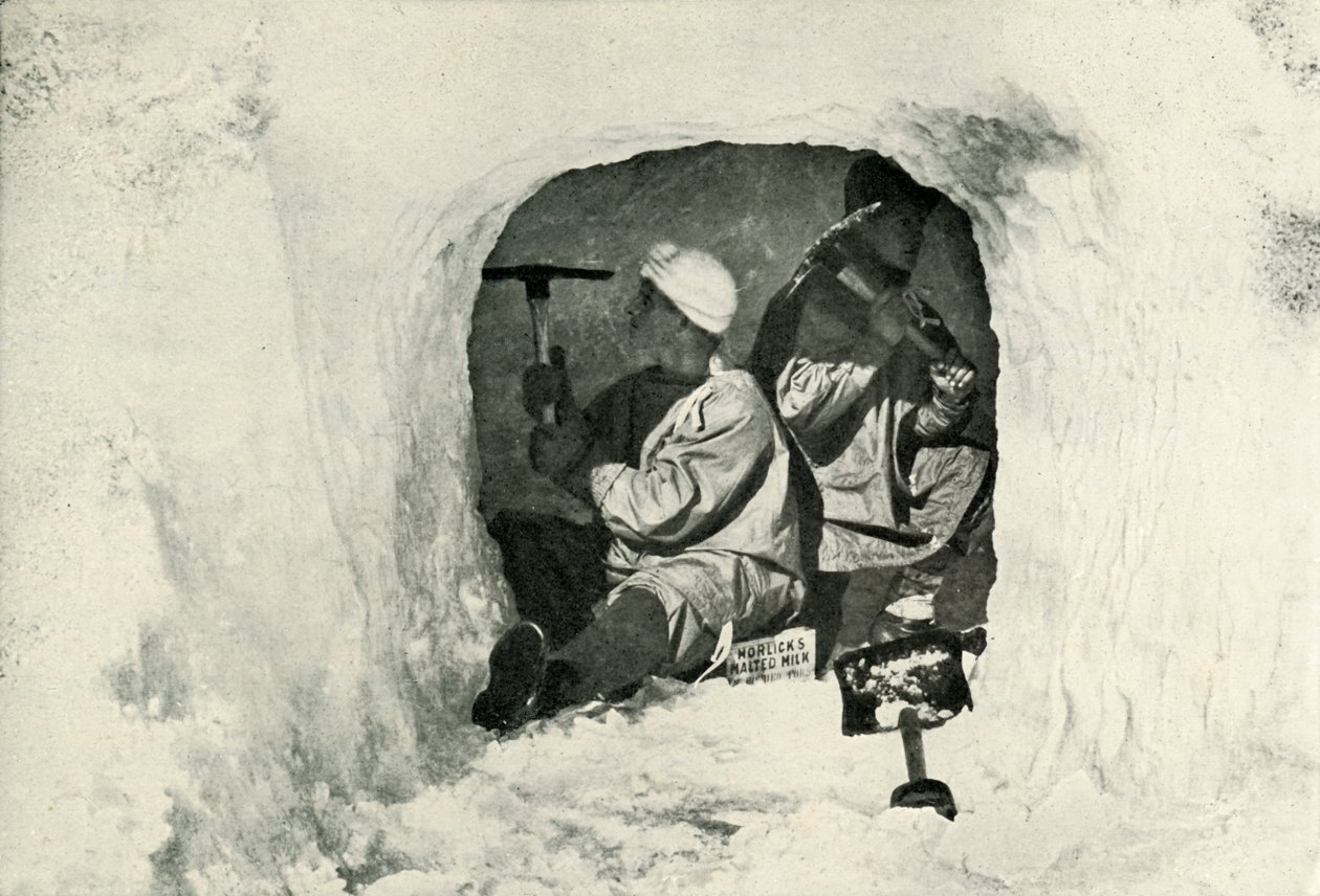 Teniente Evans y Nelson cortando una cueva para almacenamiento en frío, 12 de enero de 1911 de Herbert Ponting