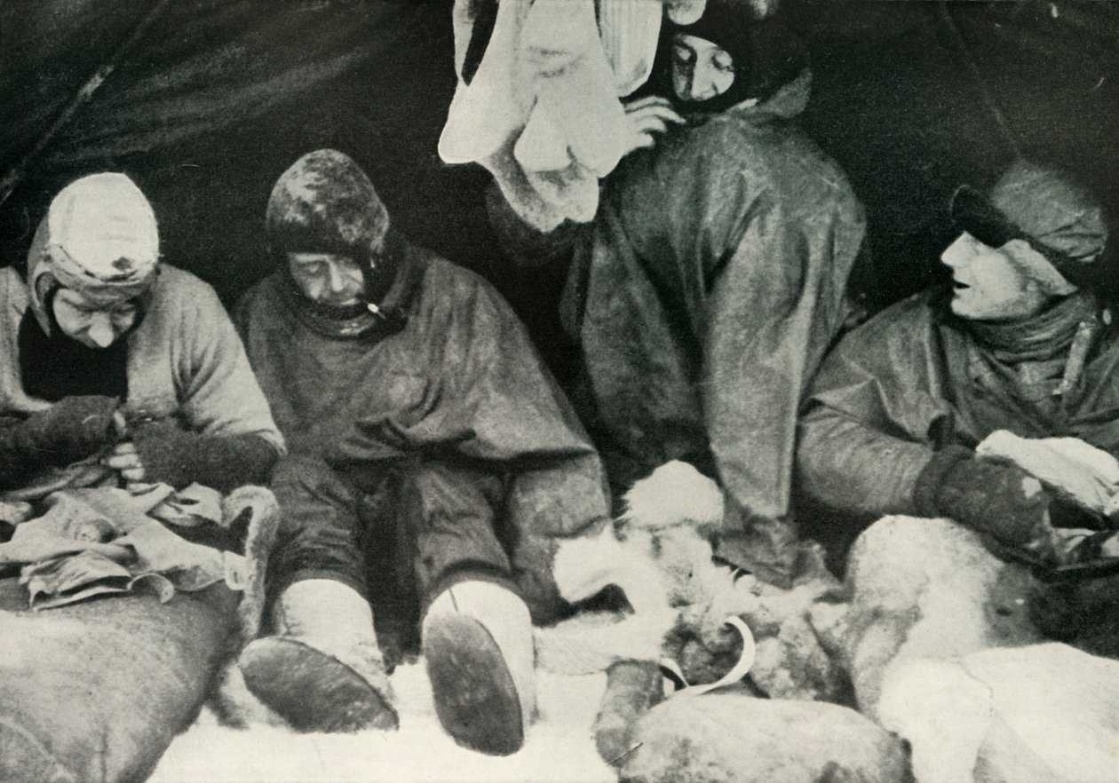 Miembros del Partido Polar entrando en sus sacos de dormir, c1911 de Herbert Ponting