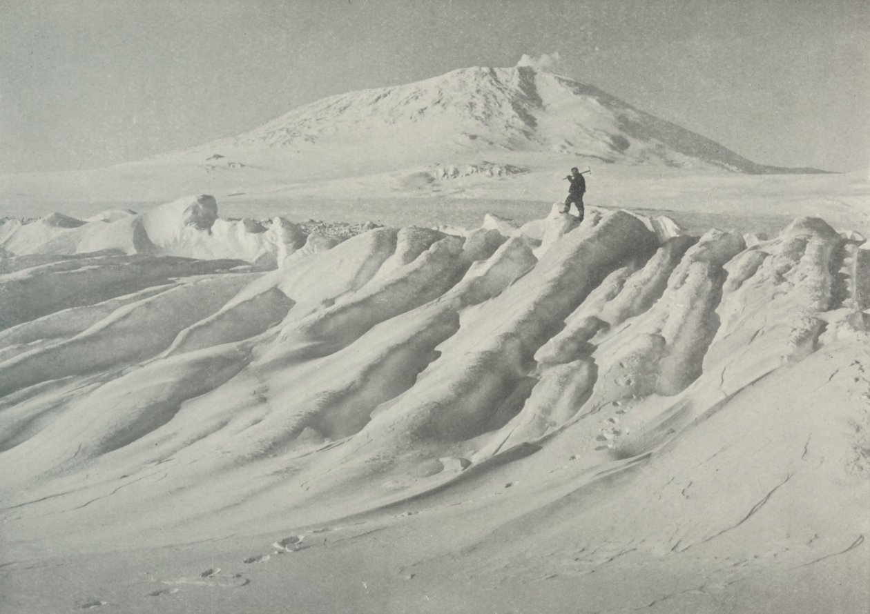 Monte Erebus sobre un iceberg erosionado por el agua, octubre de 1911, 1913 de Herbert Ponting