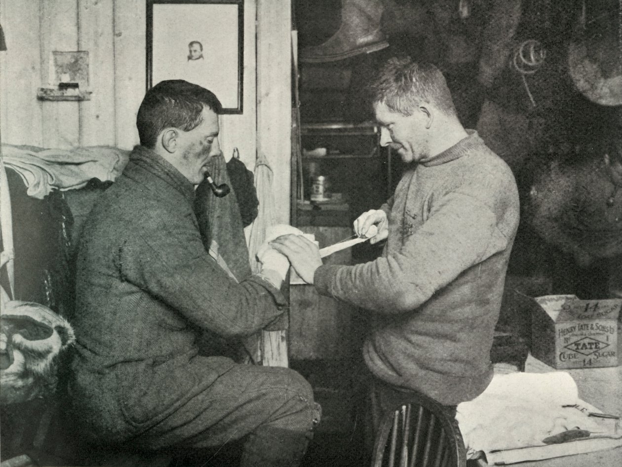 Suboficial Evans vendando la mano del Dr. Atkinson, 5 de julio de 1911, 1913 de Herbert Ponting