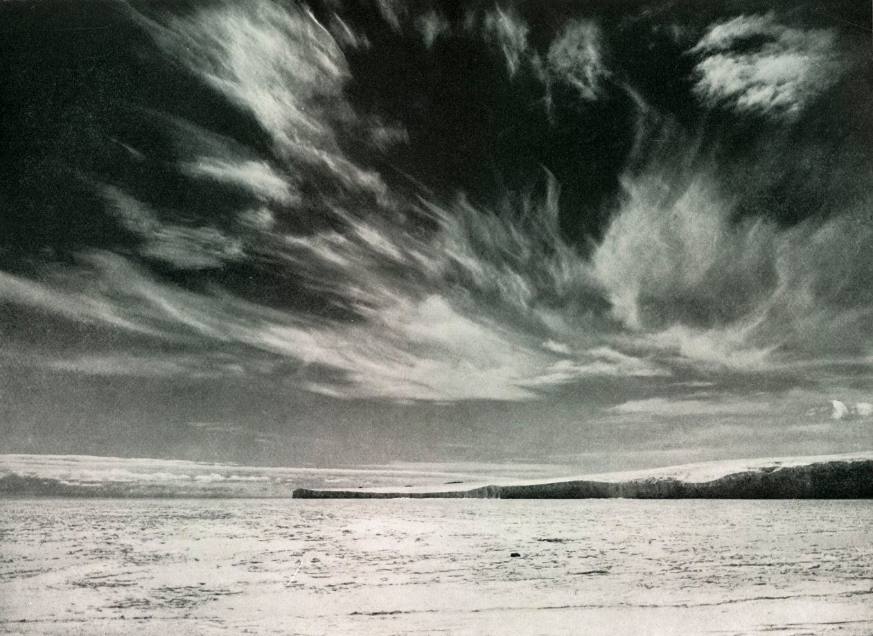 Nubes cirrus notables sobre el glaciar Barne, 19 de diciembre de 1911, 1913 de Herbert Ponting