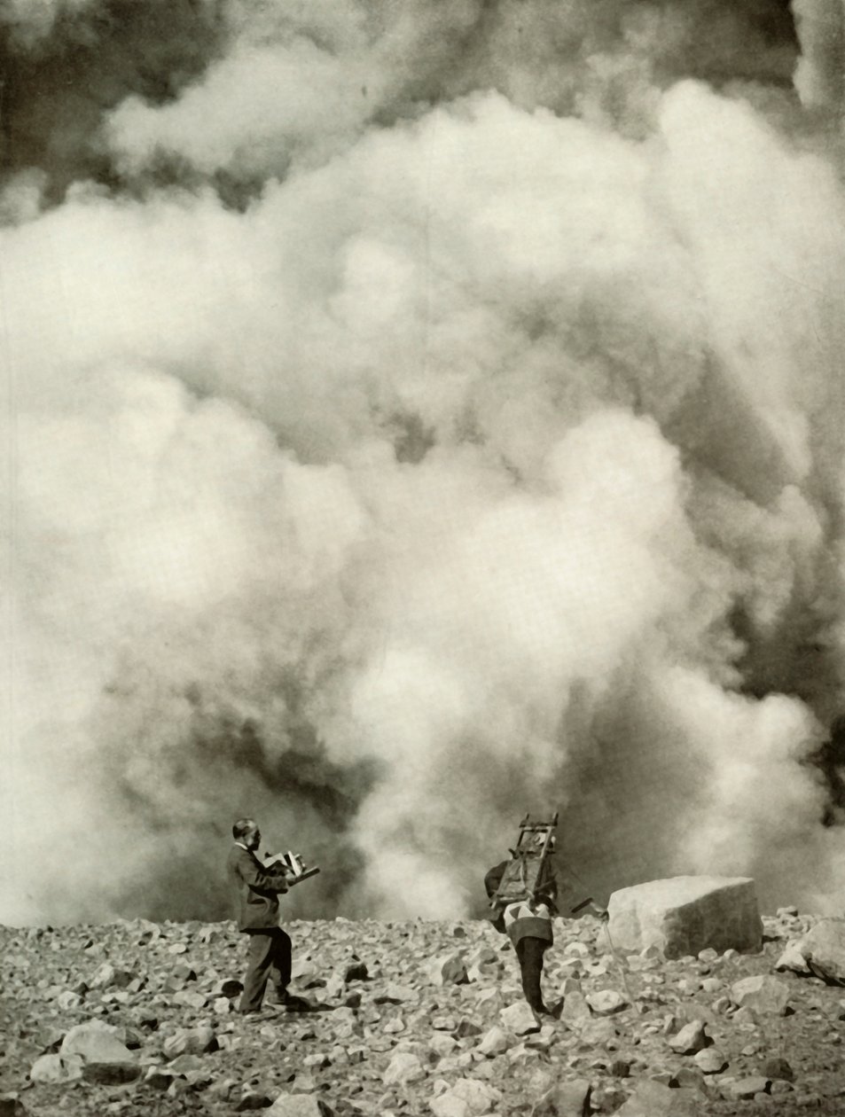 Humo y vapor saliendo del cráter de Asama después de la explosión, 1910 de Herbert Ponting