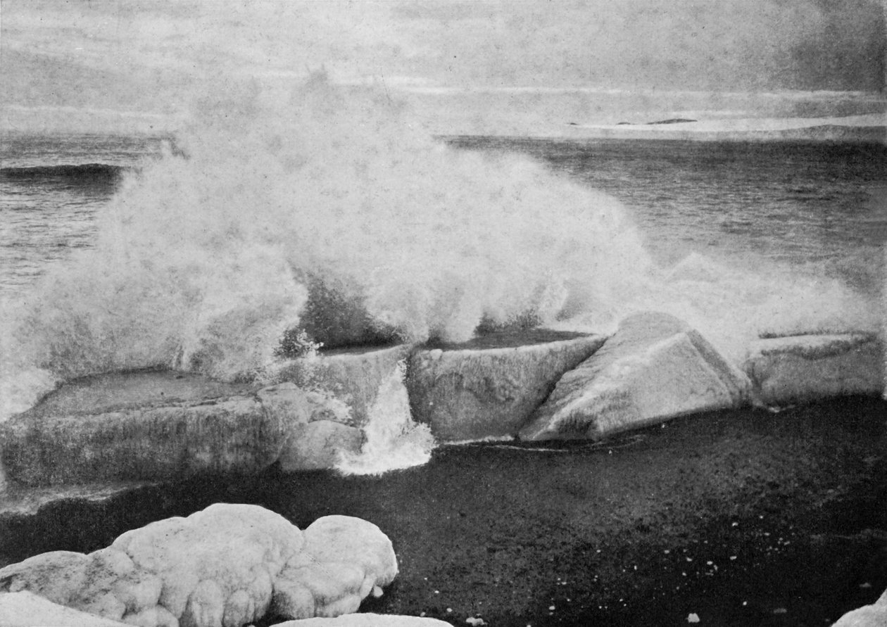 Olas rompiendo contra el hielo varado en el cabo Evans, c1910-1913, 1913 de Herbert Ponting