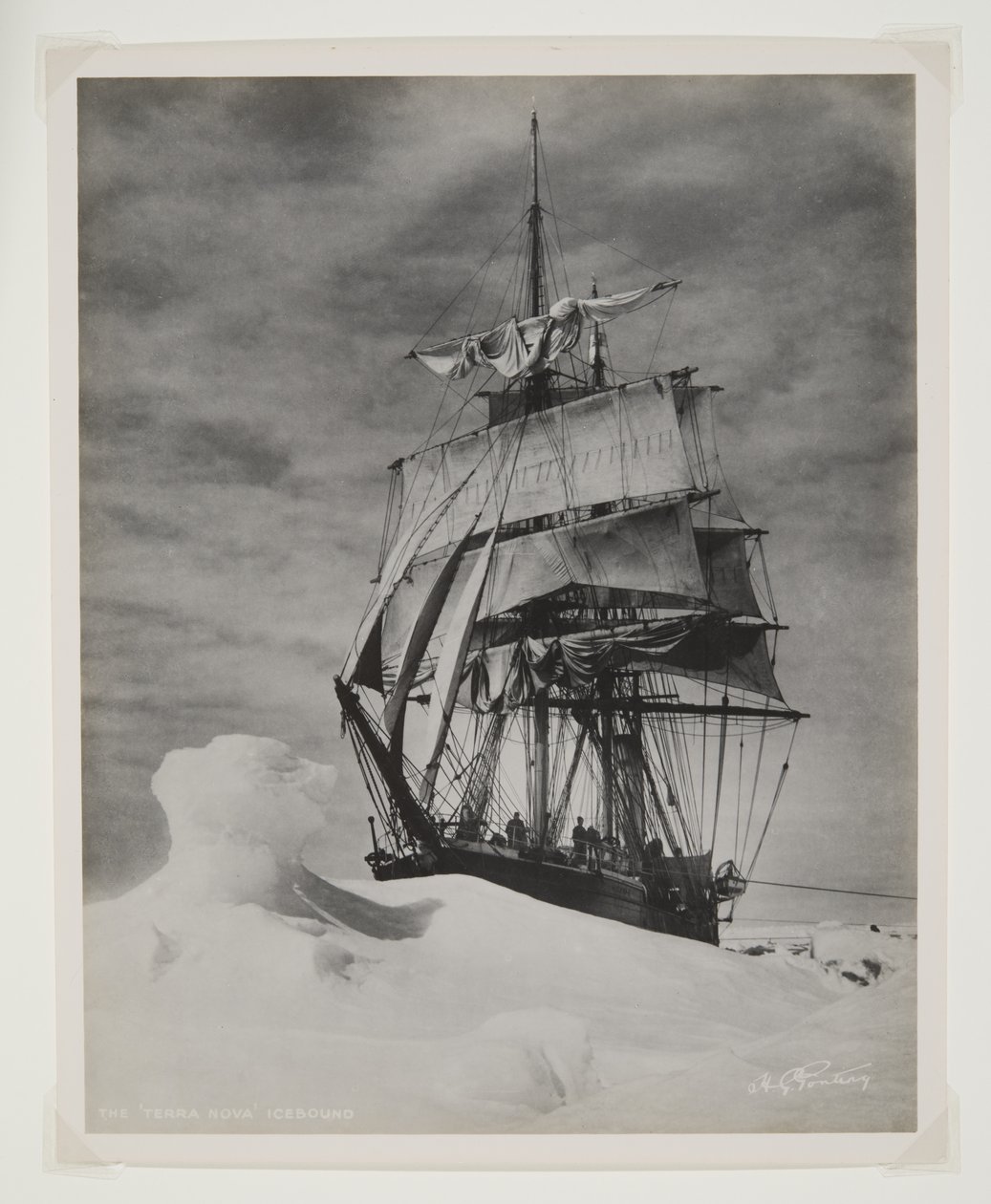 El Terra Nova atrapado en el hielo de Herbert Ponting
