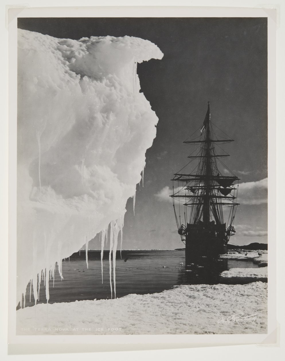 El Terra Nova en el pie de hielo de Herbert Ponting