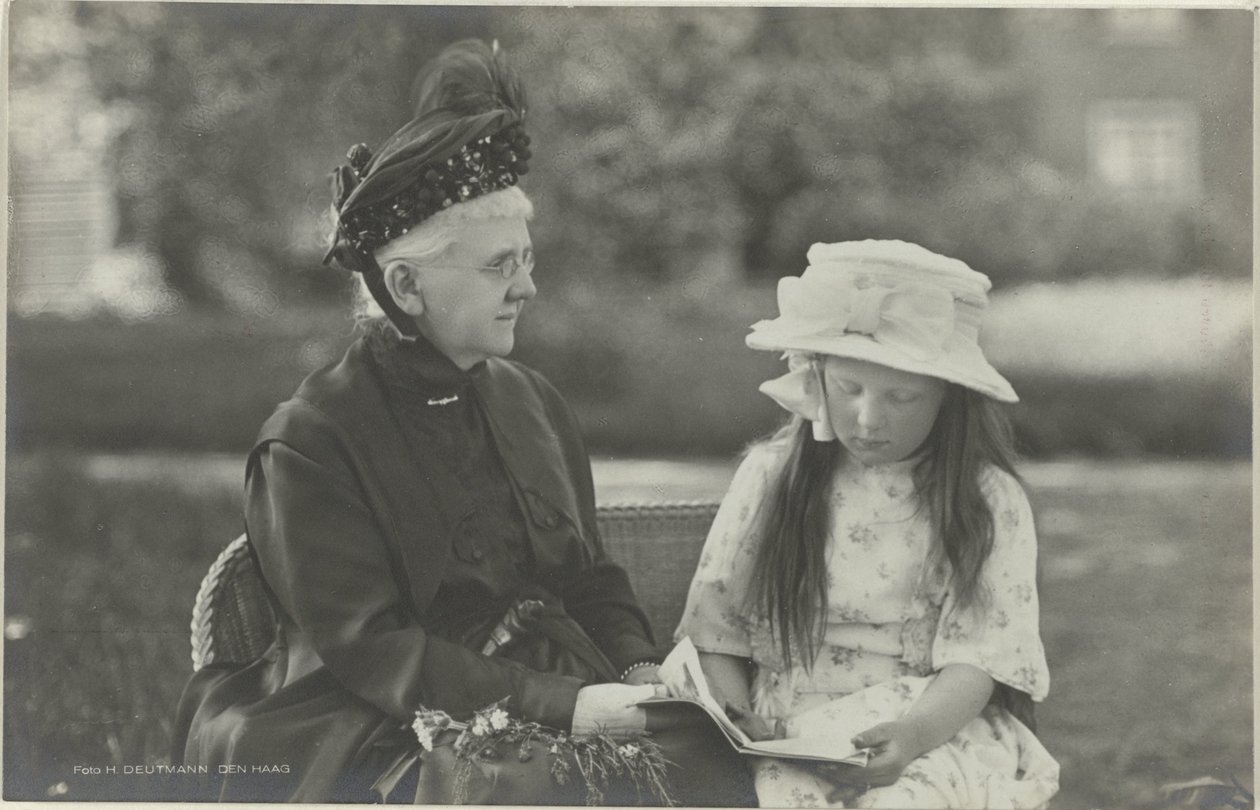 Retrato de Emma, ​​Reina Regente de los Países Bajos, y Juliana, Reina de los Países Bajos de Herman Deutmann