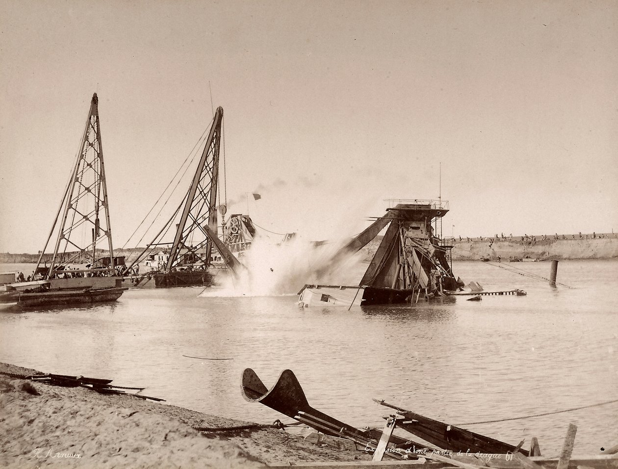 Explosión de una draga colocada en un canal. de Hippolyte Arnoux