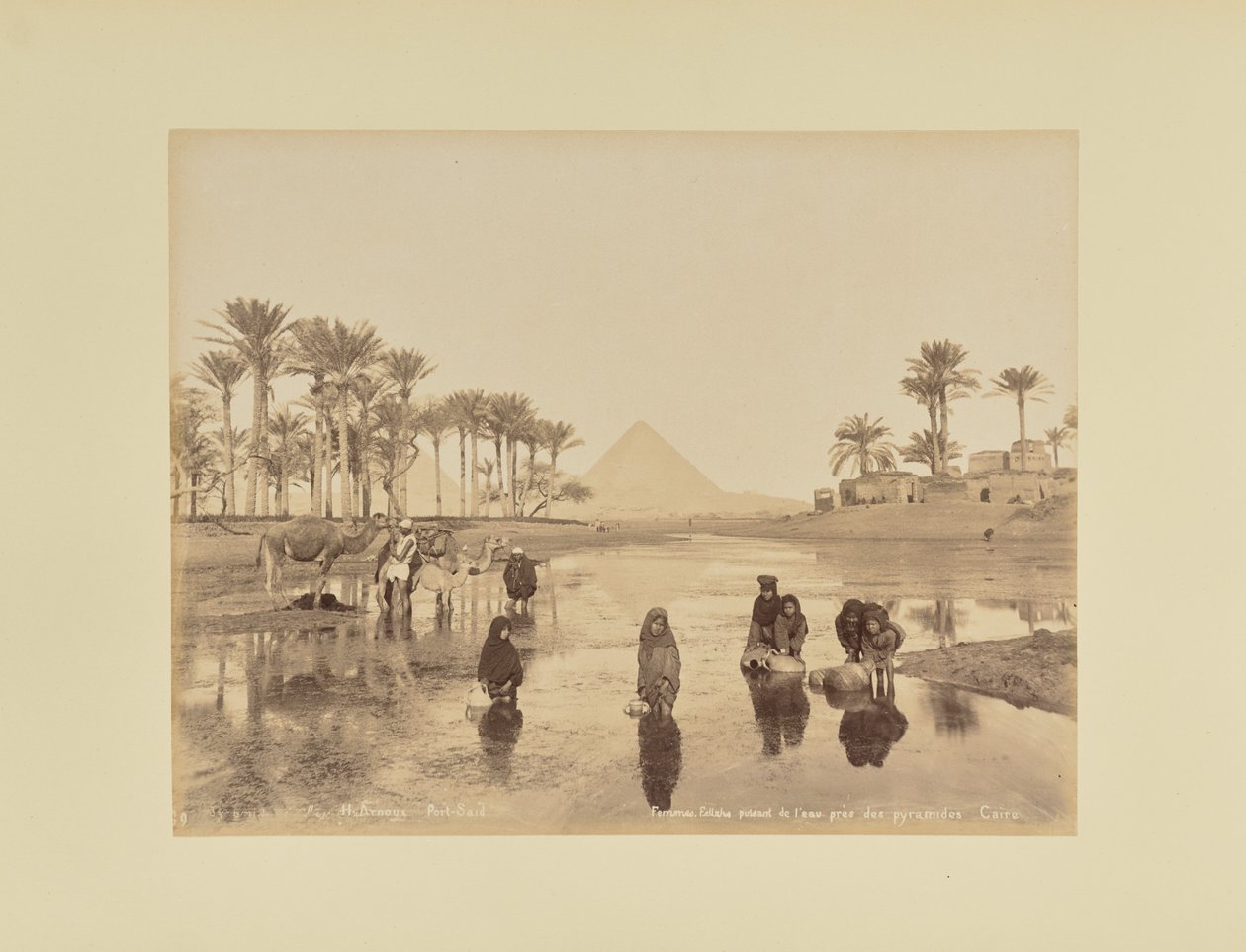 Mujeres, Fellahs sacando agua cerca de las pirámides, El Cairo de Hippolyte Arnoux