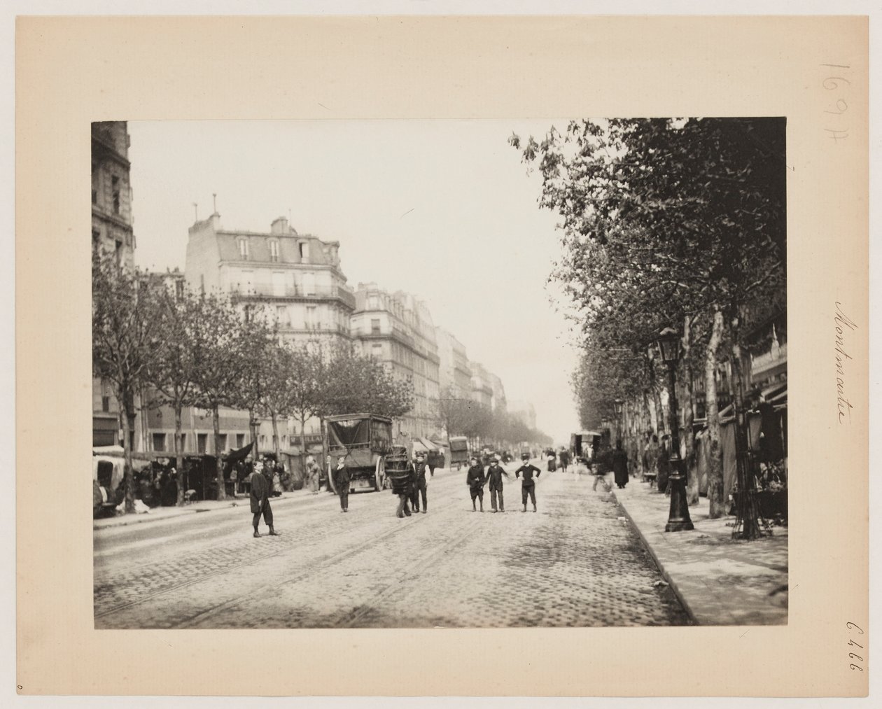Una calle de Montmartre, París, hacia 1890 (foto) de Hippolyte Blancard