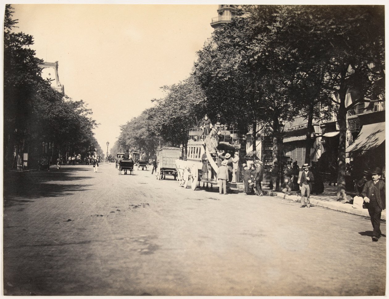 Ómnibus en un bulevar de París, hacia 1890 (fotografía en blanco y negro) de Hippolyte Blancard