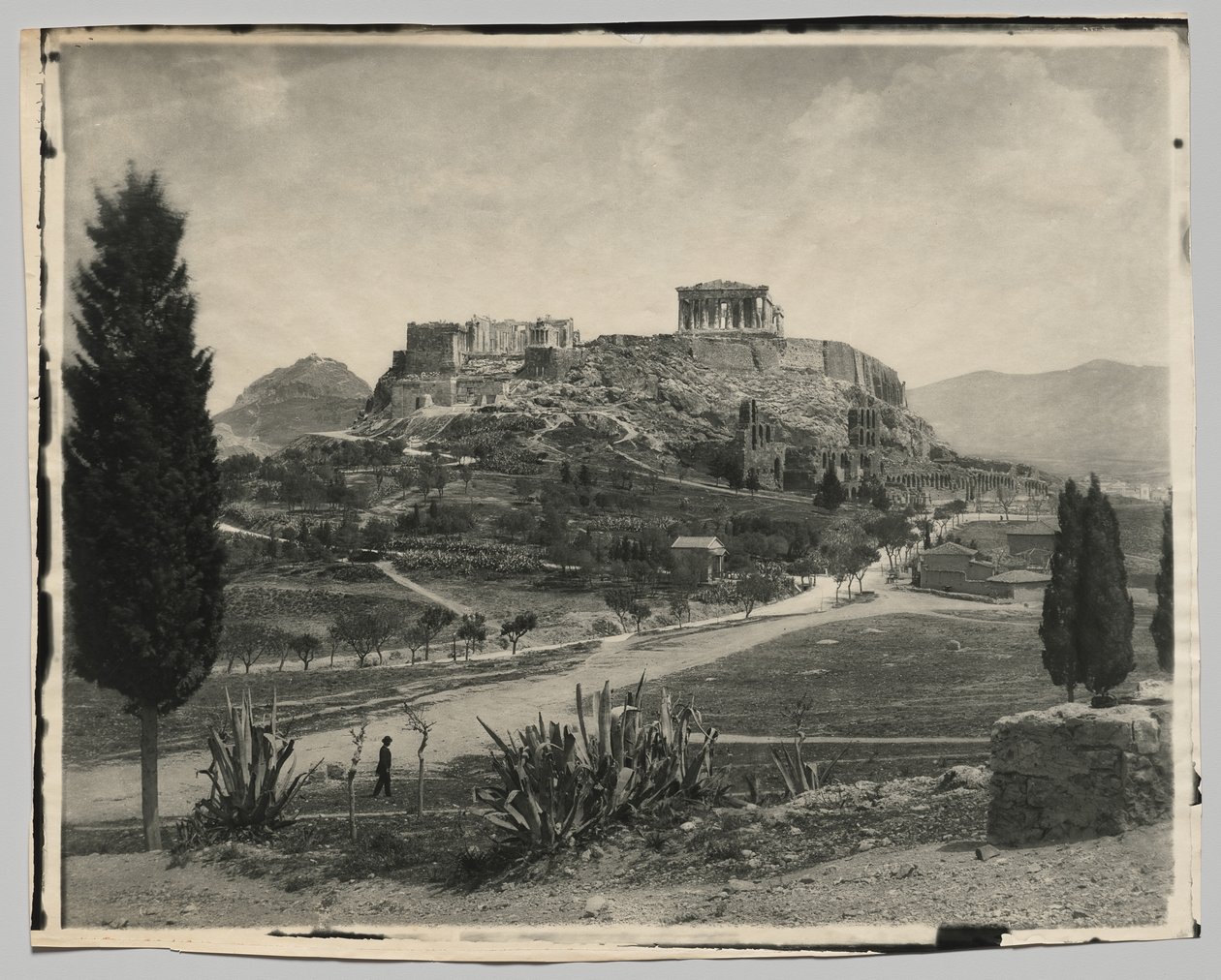 Vista de la Acrópolis (hombre que camina en primer plano) de Hippolyte Petitjean