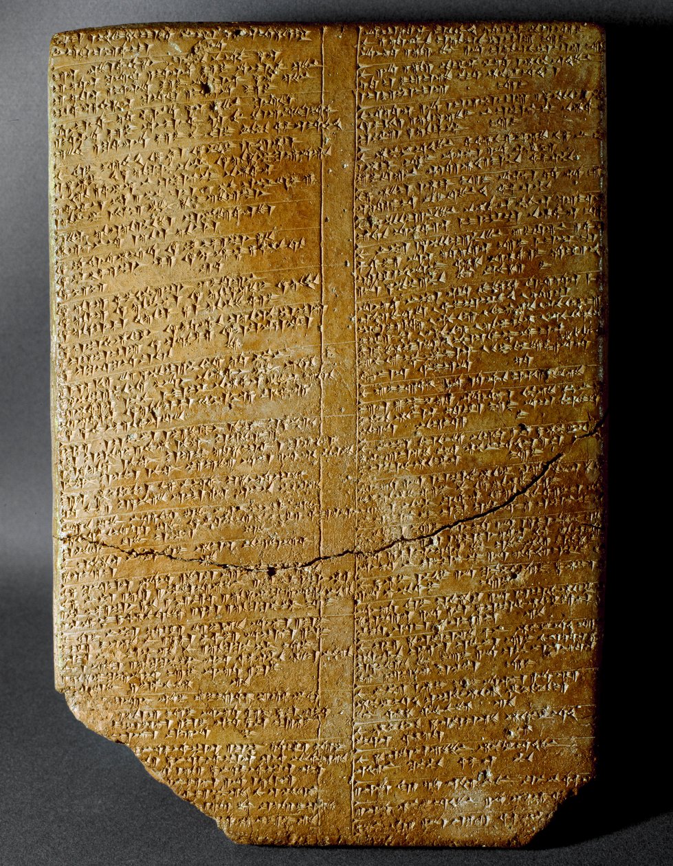 Civilización hitita: tablilla cuneiforme que transcribe el Ritual de Amihatna, sumo sacerdote de la divinidad Ishara, del sitio de Hattusa (actual Bogazkoi) de Hittite