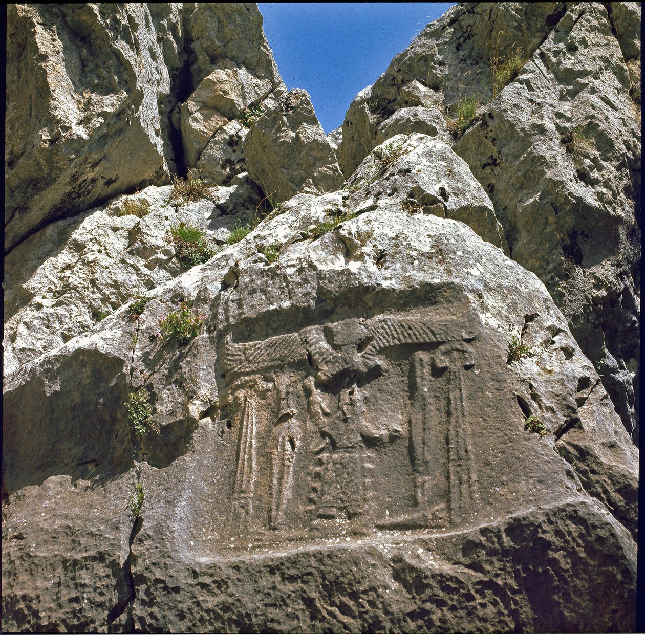 Bajorrelieve con un personaje bajo una criatura alada de Hittite