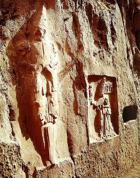El dios de la espada y Tudhaliya IV abrazados por un dios de Hittite