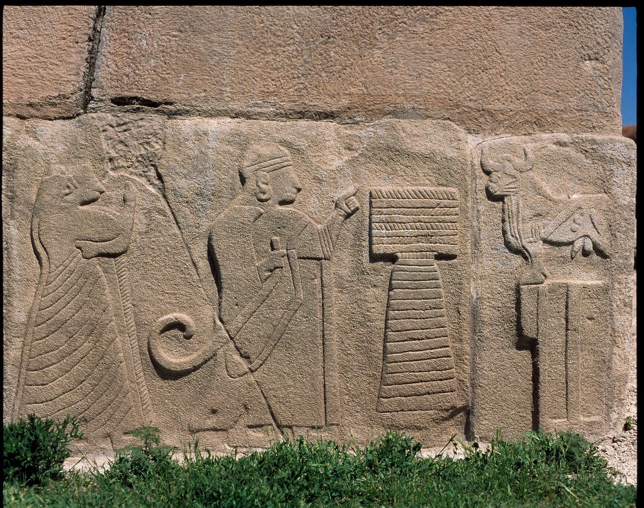 Vista de la base de los relieves de la Puerta de la Esfinge de Hittite Hittite