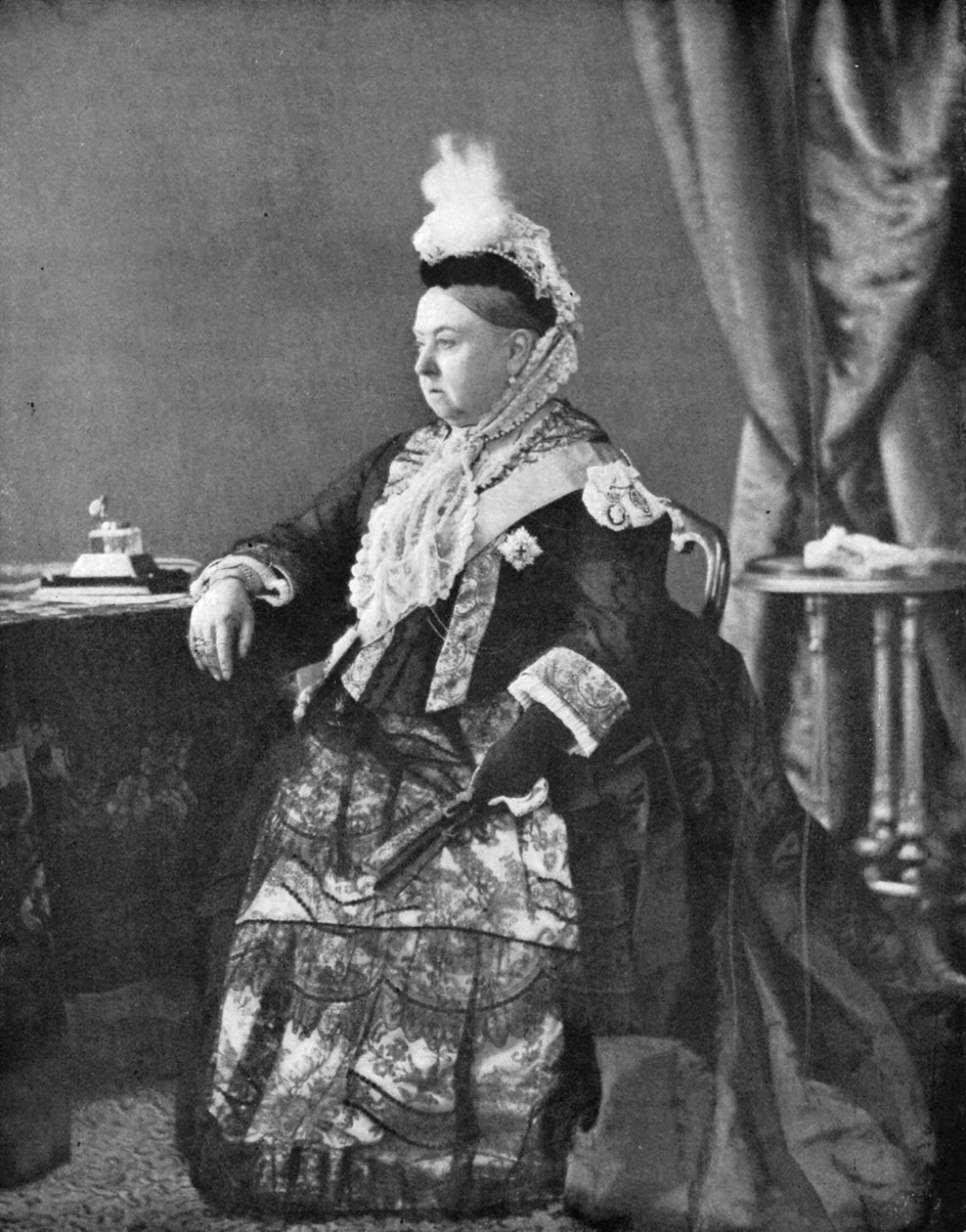 La Reina Victoria con el vestido que usó en su servicio de Jubileo de Oro, 1887 de Hughes and Mullins