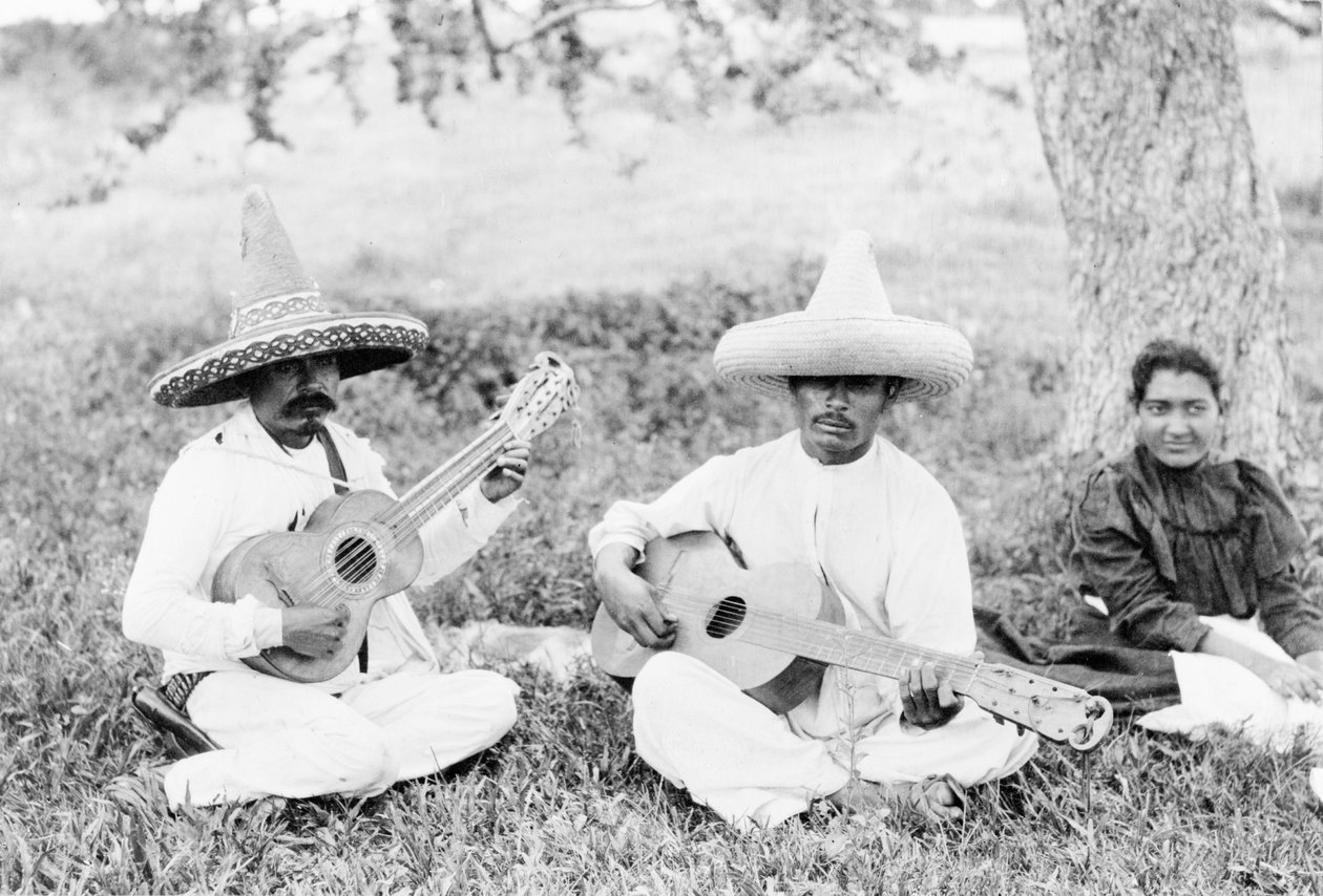 Músicos mexicanos tocando la guitarra, c.1920 (foto b/n) de Hugo Brehme