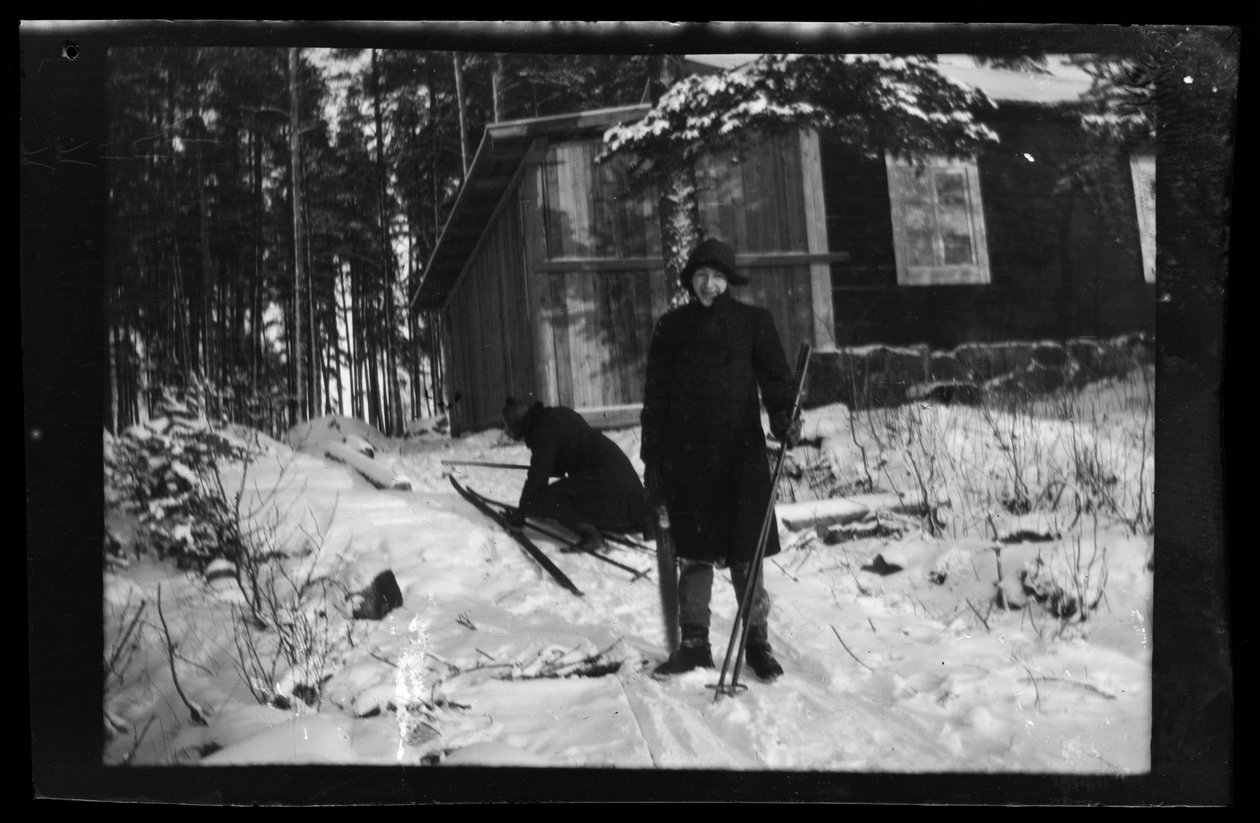 Arne Homén y Guido Simberg y sus esquís de Hugo Simberg