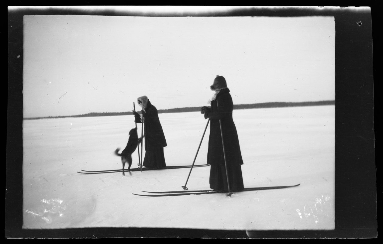 Blenda y Elsa Simberg esquiando, también Balu en un viaje de esquí de Hugo Simberg