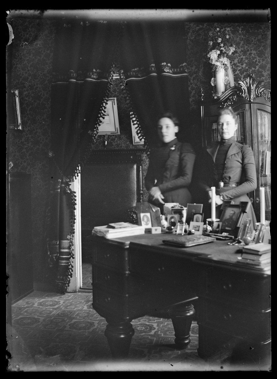 Elli y Ellen von Schoultz en su casa de Vyborg de Hugo Simberg