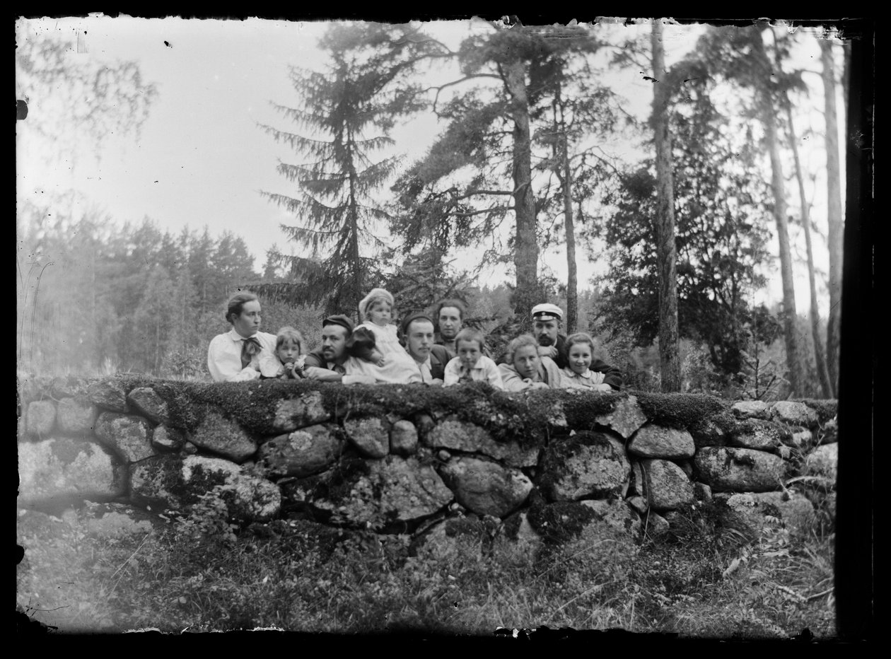 Hugo Simberg y sus hermanos en la valla de piedra de Hugo Simberg