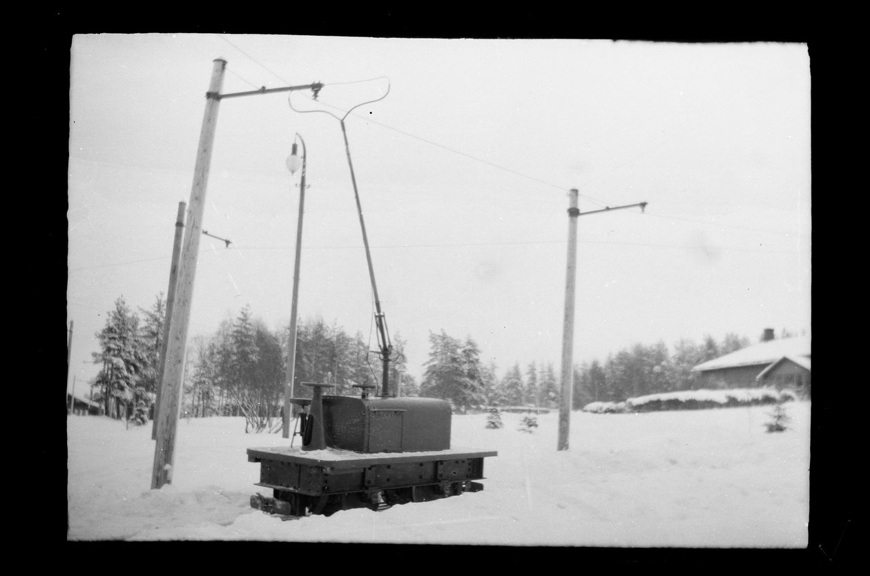 Locomotora eléctrica Kymintehta en Kuusankoski de Hugo Simberg