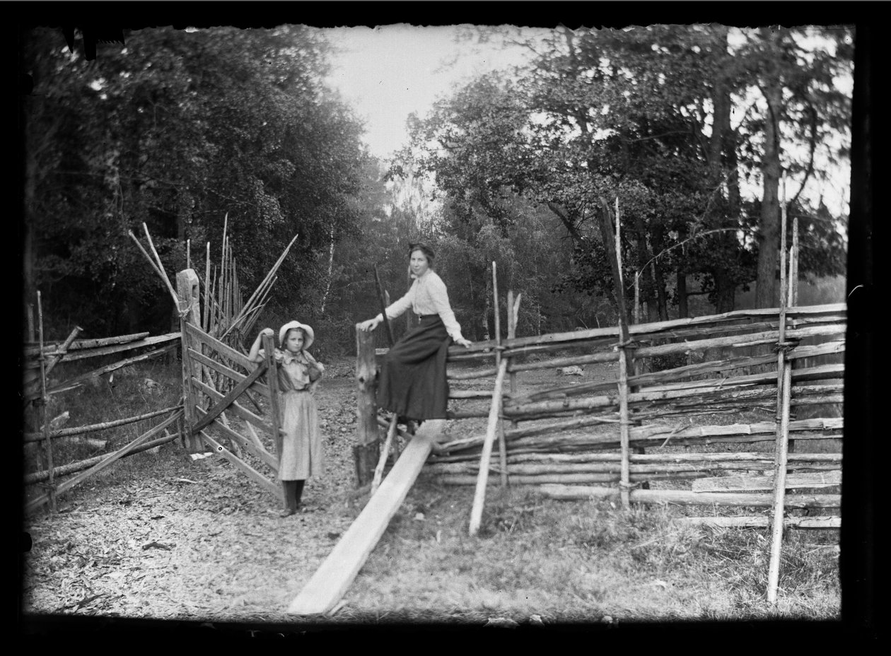 Lilli y Elsa Simberg en la veranda junto a la carretera de Niskapohja de Hugo Simberg