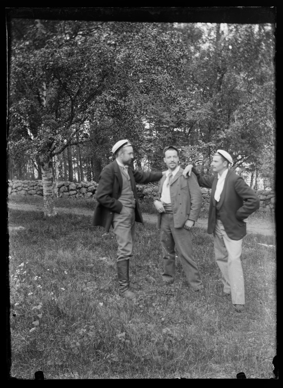 Paul y Hugo Simberg y Einar Relander en el Parque Niemenlautka de Hugo Simberg