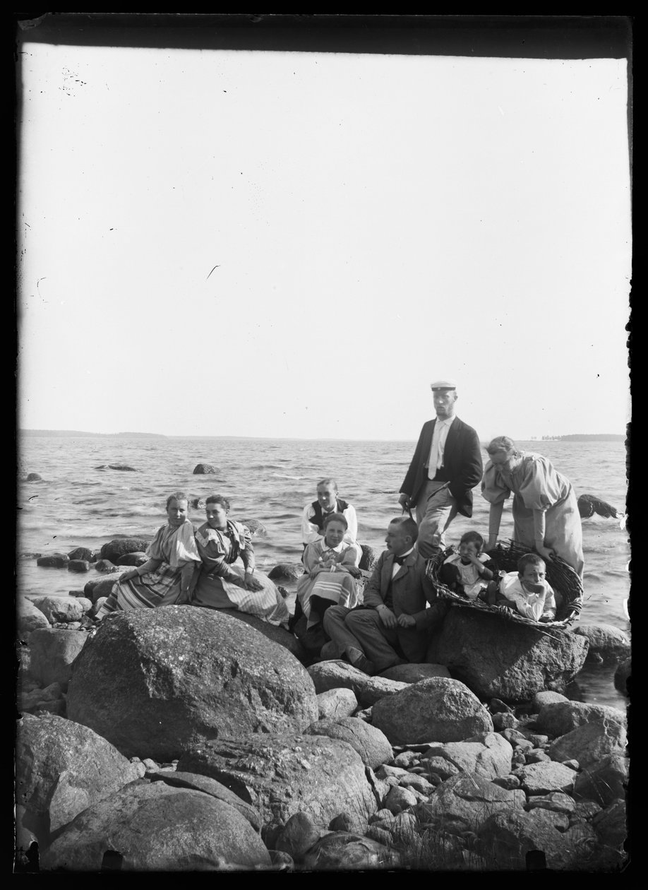 Foto de grupo en las piedras de la playa de Selkäranta de Hugo Simberg