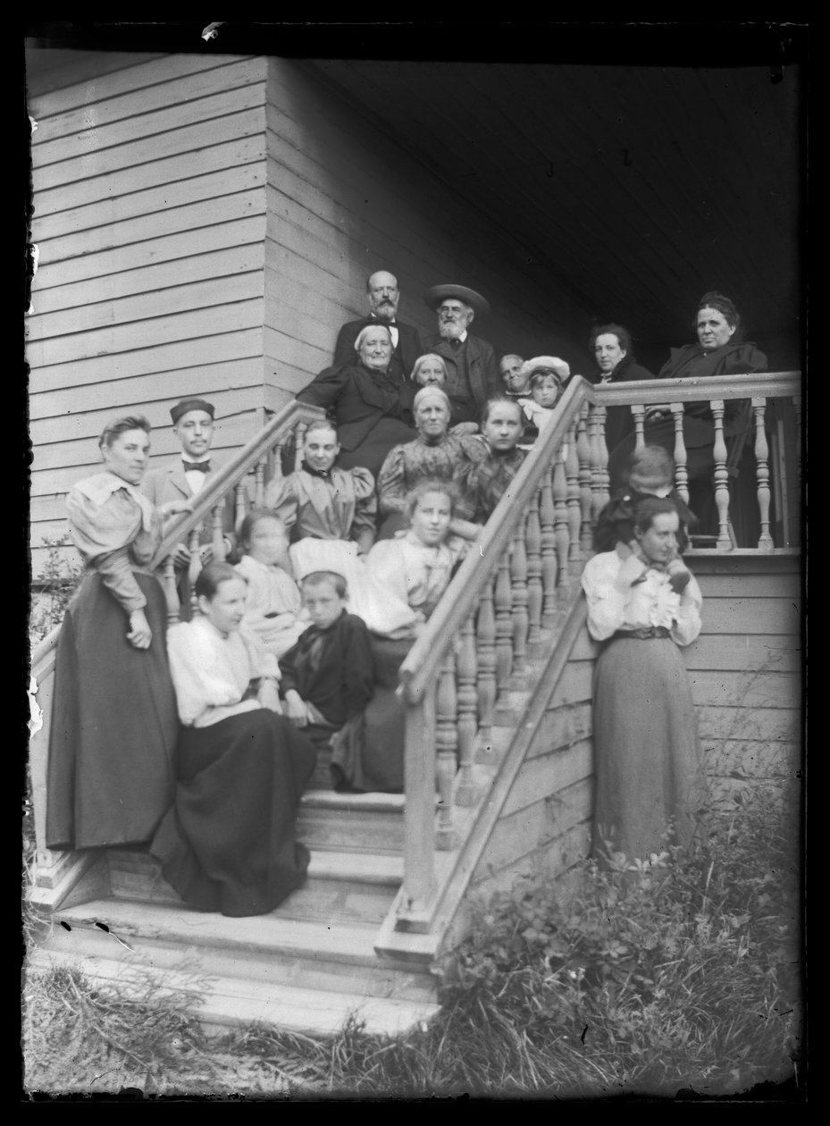 Foto de grupo en la escalinata de la Villa Blanca de Hugo Simberg