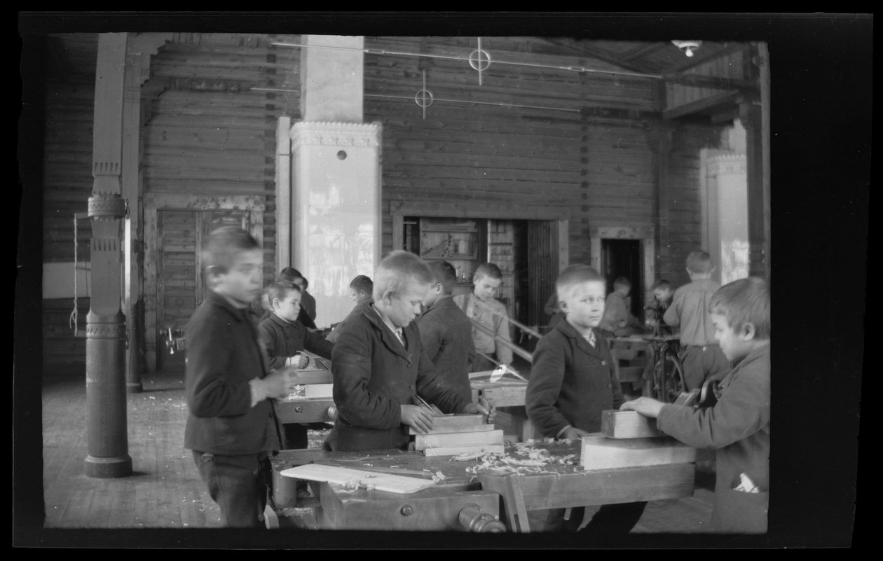 Probablemente la sala de esculturas de la Escuela Primaria Kymintehta de Hugo Simberg