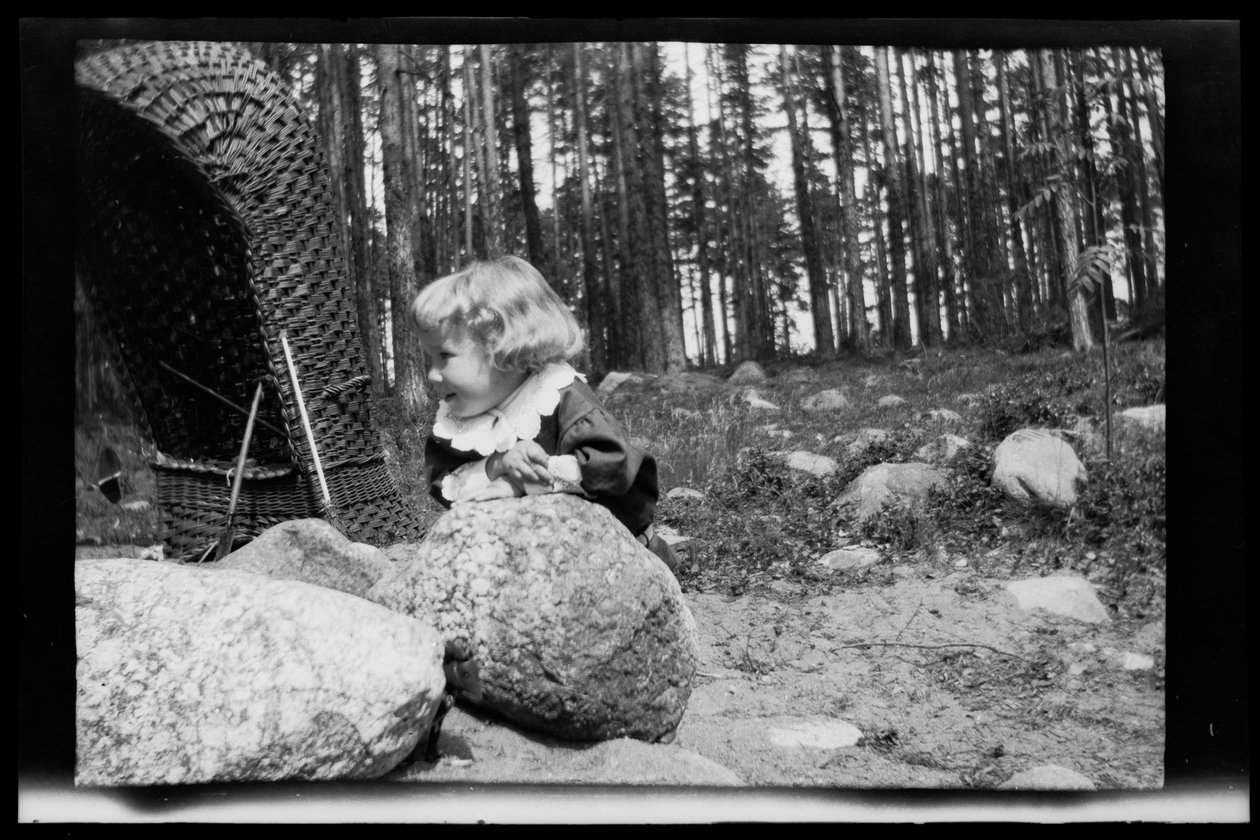 Tom Simberg en el patio del estudio de Selkäranta de Hugo Simberg