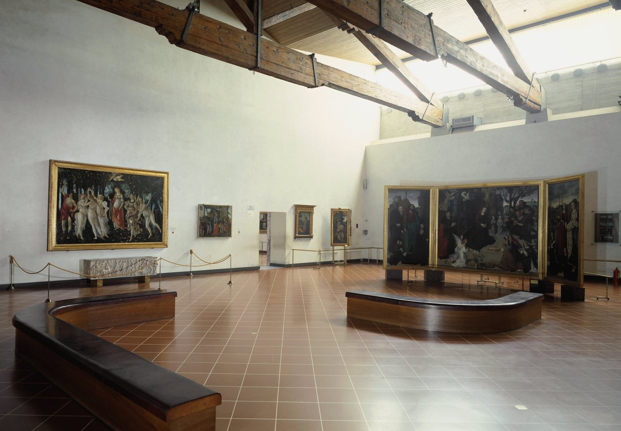 Sala del museo que presenta la "Primavera" y la "Adoración de los Magos" de Botticelli y el tríptico Portinari de Hugo van der Goes