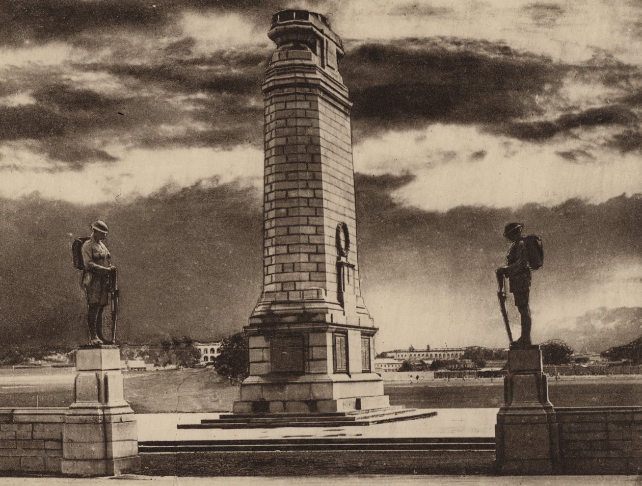 El Cenotafio con Fort William al fondo al otro lado del Maidan (foto b/n) de Indian photographer