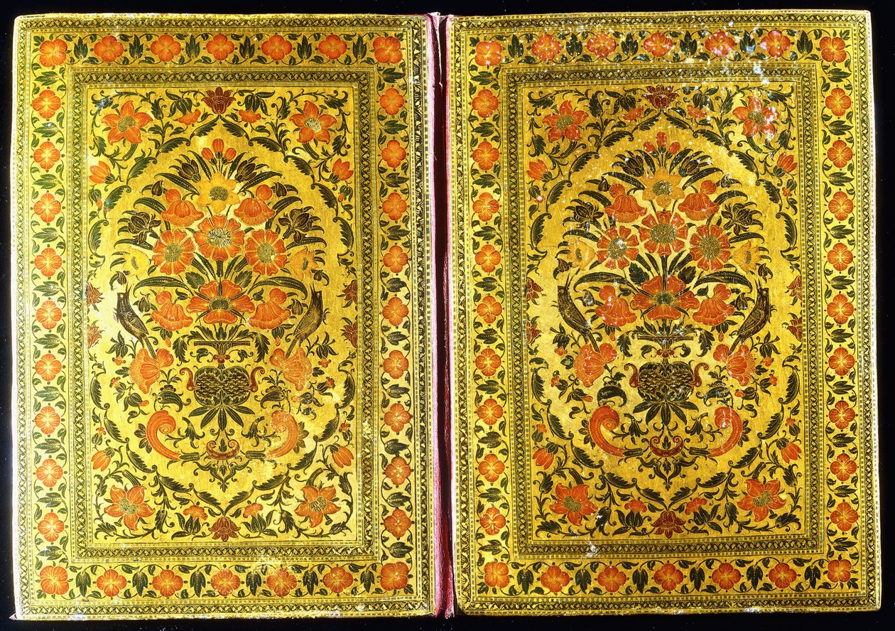Un par de cubiertas de libros lacadas decoradas con un diseño floral, con un jarrón de flores y pinzones en el centro de Indian School