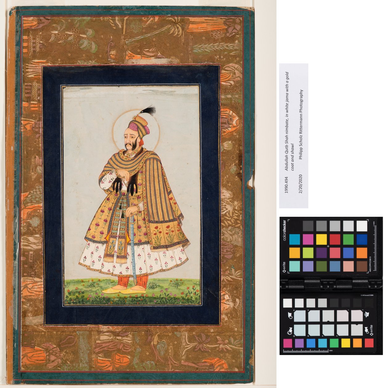 Abdullah Qutb Shah con nimbo, en jama blanca con un abrigo dorado y chal de Indian School