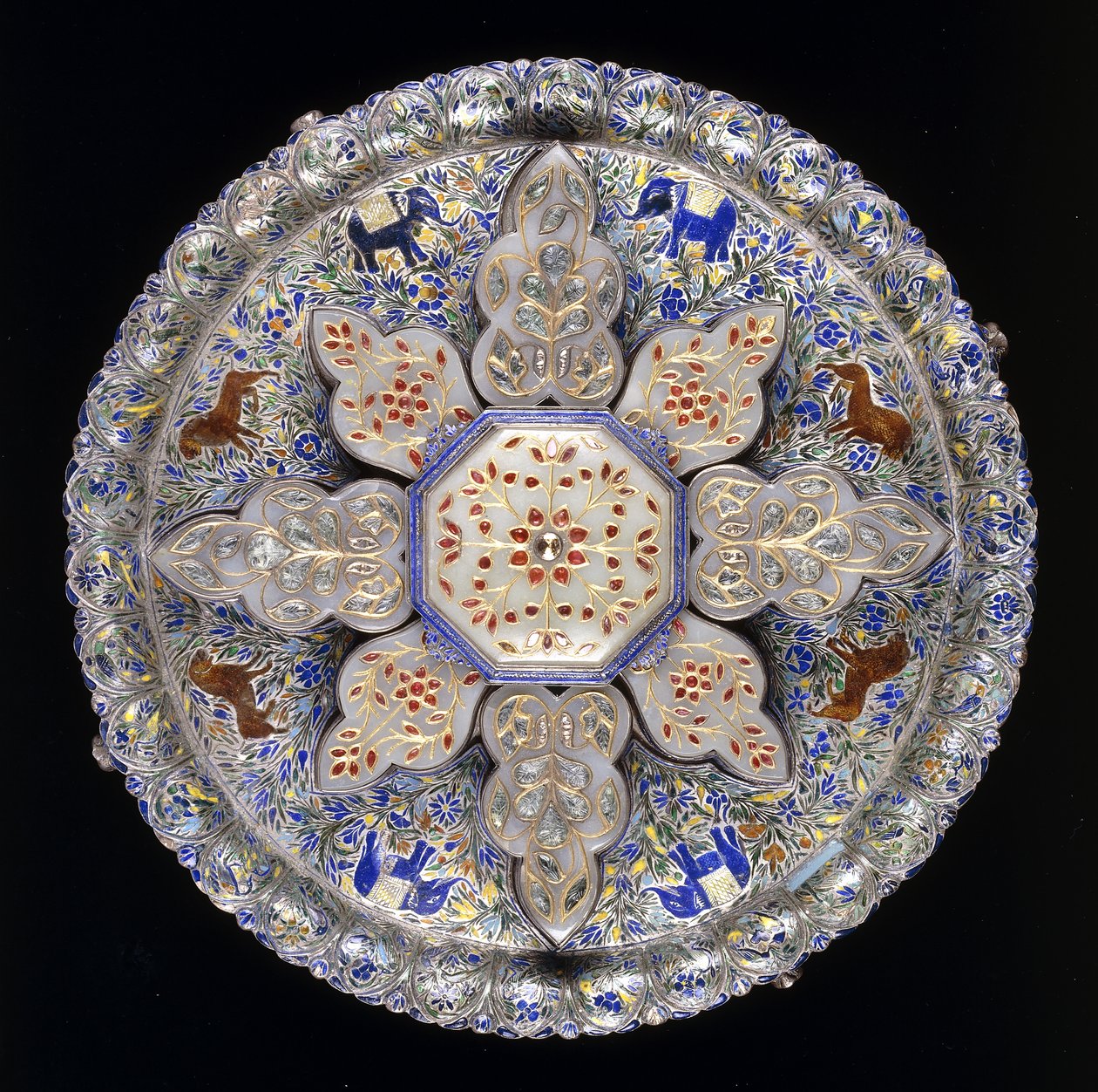 Un plato de dulces de plata india e incrustaciones de jade, que representa leones y elefantes entre un denso follaje, principios del siglo XIX de Indian School