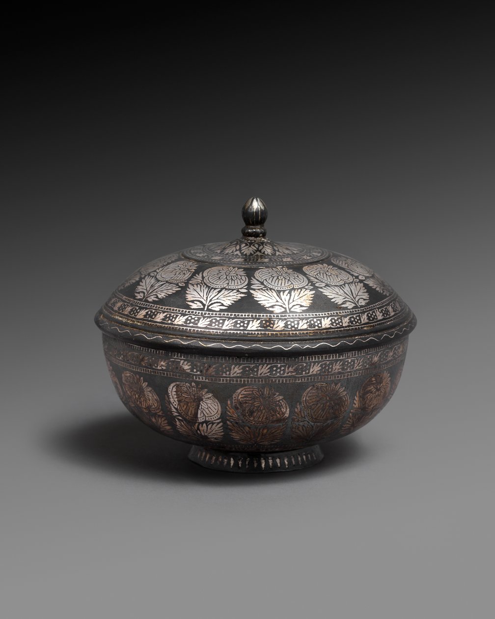 Tazón y tapa de aleación de metal incrustados con plata, cada uno con una banda de flores naturalistas, 1700-1899 de Indian School