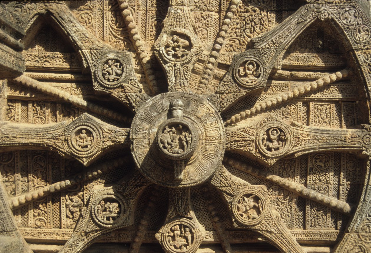 Rueda de carro en la base del Templo de Surya de Indian School