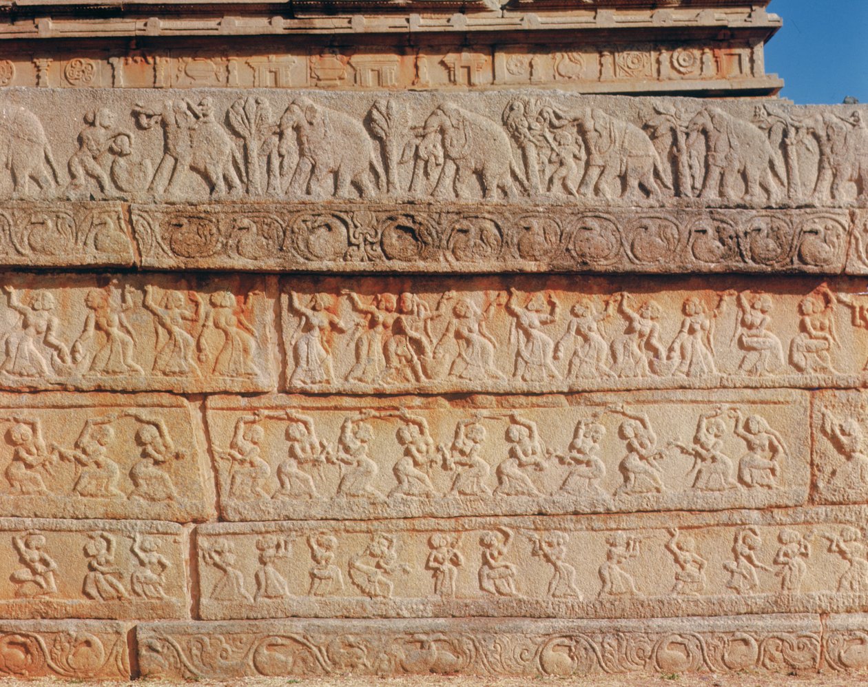 Detalle de la pared, en el Mahanavami Dibba de Indian School