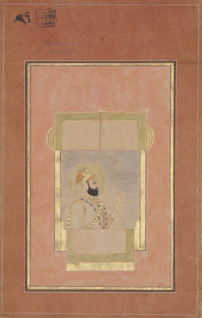 Farrukh Siyyar sentado en una ventana, sosteniendo un sarpech dorado de Indian School