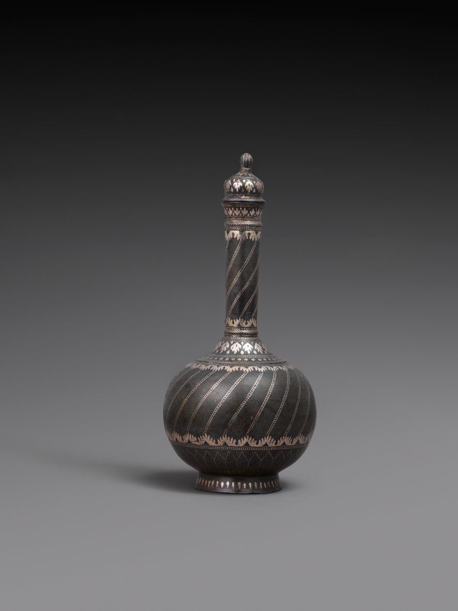 Frasco con tapa y soporte, o plato de aleación de metal con incrustaciones de plata, 1700-99 de Indian School