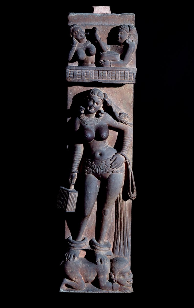 Hinduismo: representación de una Yakshini, espíritu de la naturaleza, sosteniendo una jaula y un loro, ella está de pie sobre un enano - Escultura de Mathura, gres, siglo II de Indian School