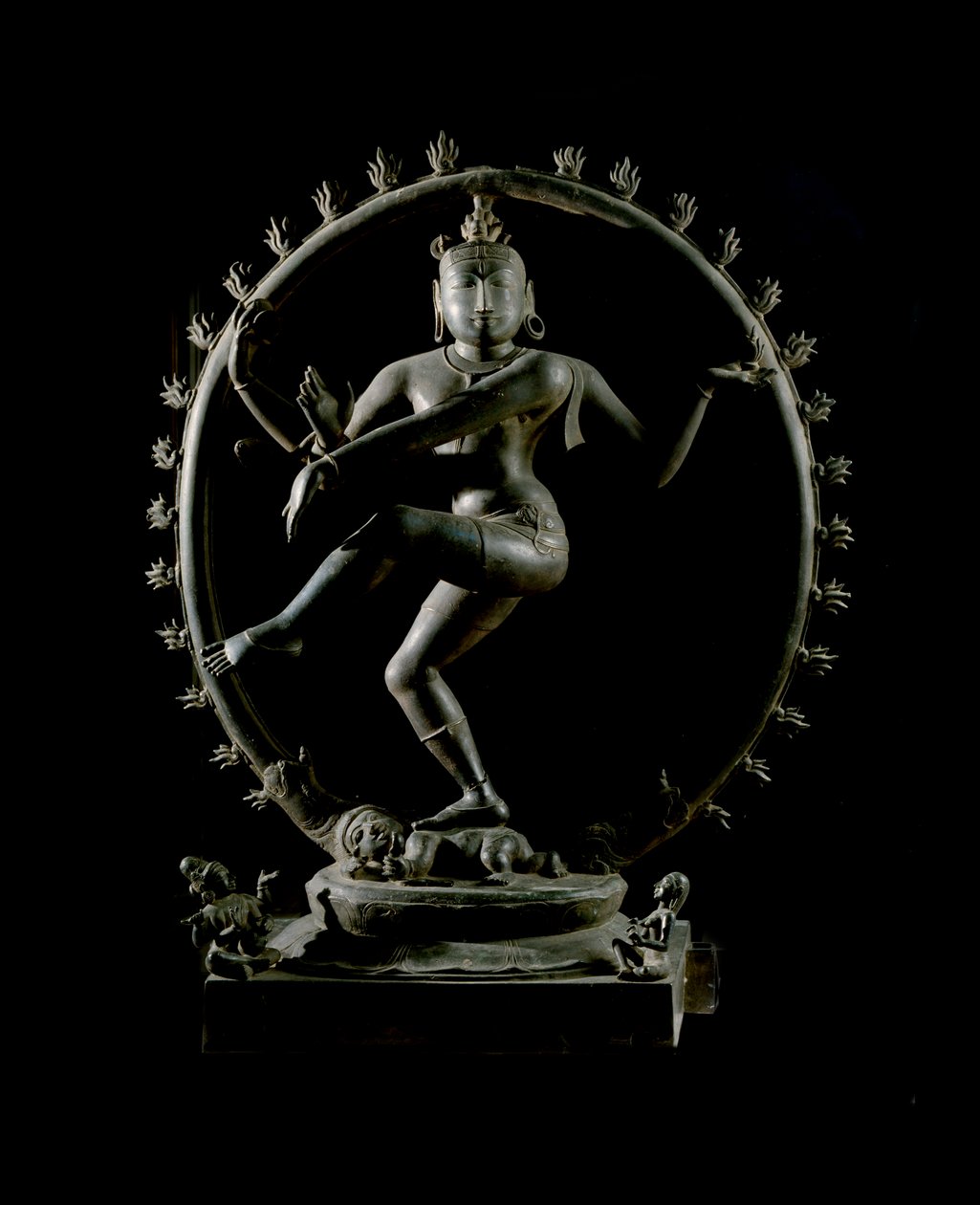 Hinduismo: representación del dios Shiva Nataraja, dios de la danza (Shiva Nataraja, señor de la danza) Escultura de bronce del siglo XII - Kolkata, Museo Indio de Indian School