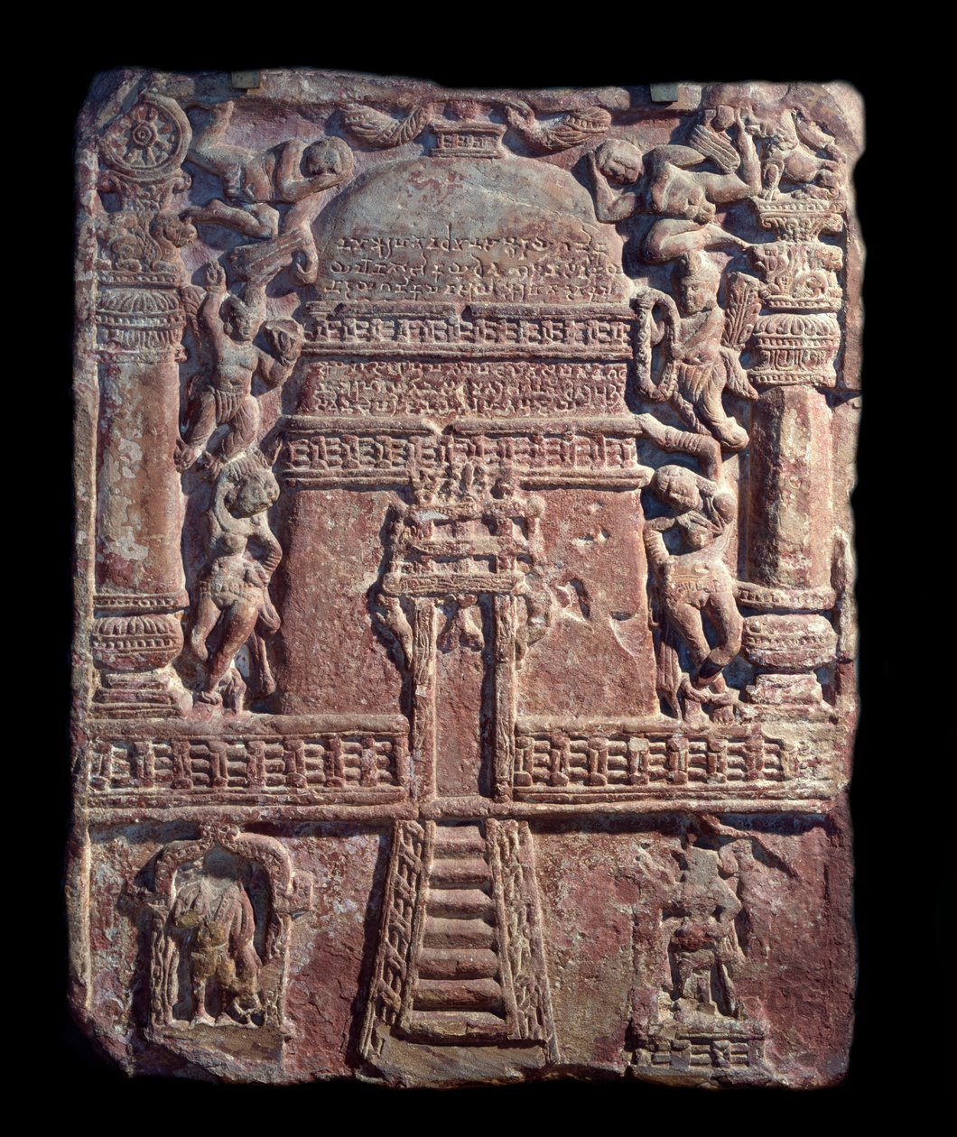 Tabla jainista de homenaje instalada por Vasu, la hija de la cortesana Lavana Sobhika (relieve de arenisca roja, Imperio Kushan) de Indian School
