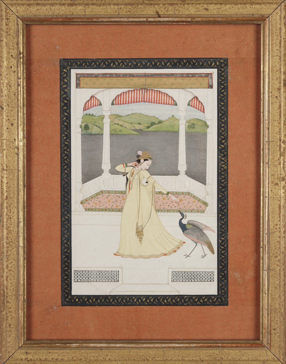 Dama seduciendo a un pavo real con un collar de perlas, c.1800 (gouache y oro sobre papel) de Indian School