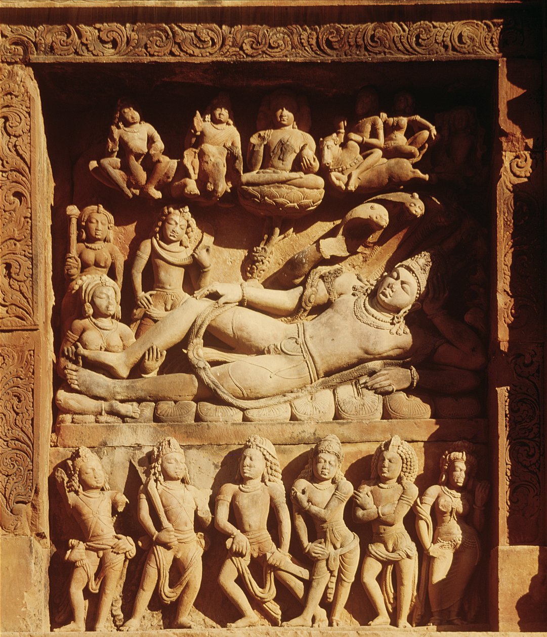 Relieve que representa a Vishnu reclinado sobre la serpiente, Sesha, del Templo de Vishnu, c.500 d.C. de Indian School
