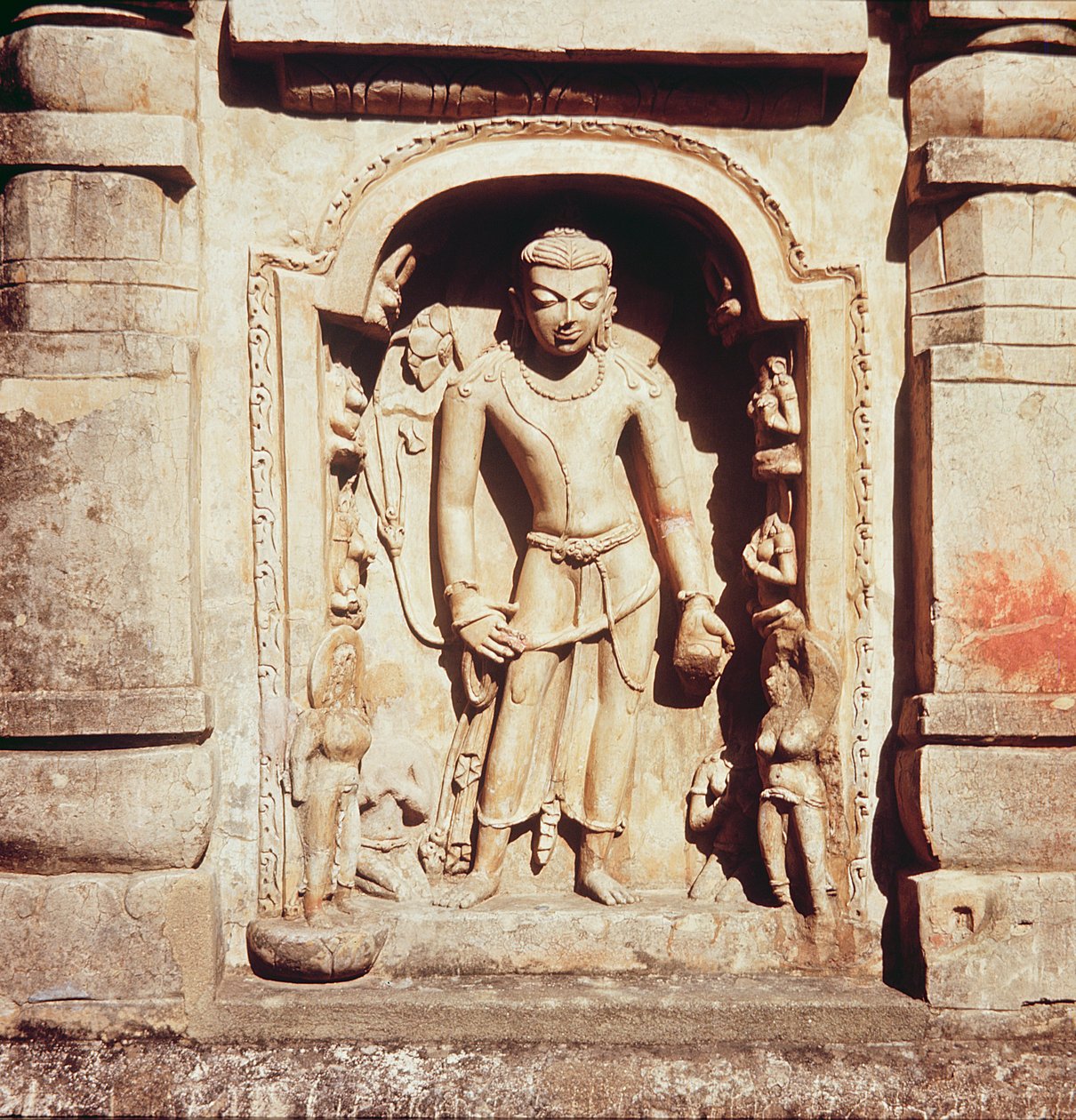 Relieve del templo principal del Sitio III, 320-530 de Indian School